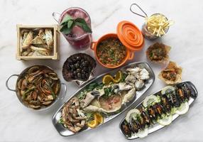 gemengde verse Portugese gastronomische zeevruchtenselectie op witte tafel in het restaurant van Lissabon foto