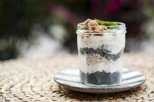 zelfgemaakte gezonde rustieke yoghurt en granola met basilicumzaden ontbijtsnackbeker