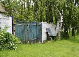 mooie oude poort van verlaten huis in dorp foto