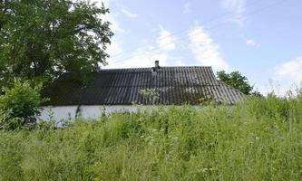 prachtige oude verlaten boerderij op het platteland foto