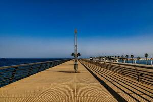 breed pier in Alicante Aan een zomer dag kust landschap foto