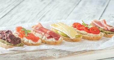 crostini met verschillend toppings foto