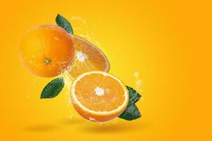creatief lay-out gemaakt van vers gesneden sinaasappels en oranje fruit met water spatten Aan een oranje achtergrond. foto