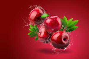 water spatten Aan vers rood appel Aan rood achtergrond foto