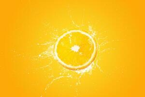 creatief lay-out gemaakt van vers gesneden sinaasappels en oranje fruit en water spatten Aan een oranje achtergrond. foto
