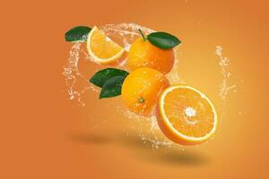 water spatten Aan vers gesneden sinaasappels en oranje fruit Aan de oranje achtergrond foto