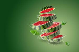 water spatten Aan vers watermeloen geïsoleerd Aan groen achtergrond foto
