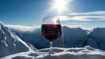 glas van heet rood wijn detailopname, achtergrond van met sneeuw bedekt ski pieken van bergen. ai gegenereerd. foto