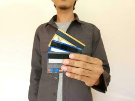 Mens tonen meerdere Indonesië bank kaarten foto