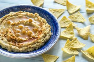 hummus met tortilla chips foto