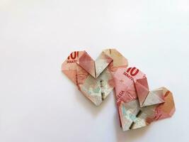 Indonesisch roepia geld in hart gevormd. illustratie voor spleet Bill met partner foto