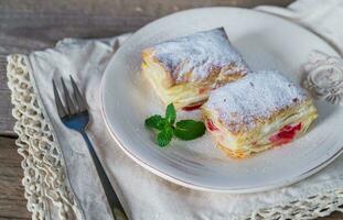 mille-feuille met verse kers foto