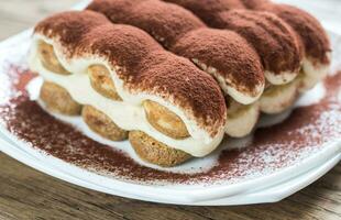 tiramisu Aan de bord Aan de houten achtergrond foto