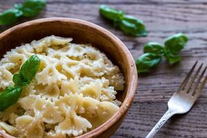 farfalle pasta met Alfredo saus foto