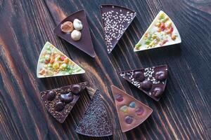 chocola snoepjes met verschillend toppings foto
