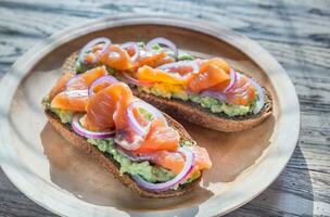 toast met avocado en gerookt Zalm foto