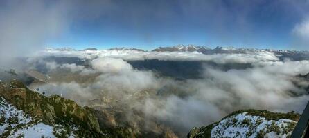 berg landschap met wolken en mist Aan de top van de heuvel foto