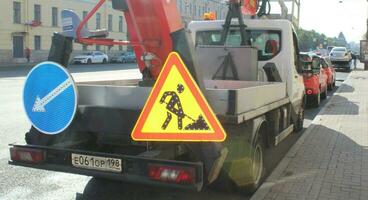 Sankt petersburg Rusland - 10 16 2023 vrachtauto teken wegwerkzaamheden. Daar zijn waarschuwing tekens Aan de terug van de vrachtwagen. weg werken in vooruitgang foto