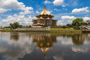 nieuw Sarawak staat wetgevend bijeenkomst gebouw in koechen, Sarawak, Borneo, Maleisië. foto