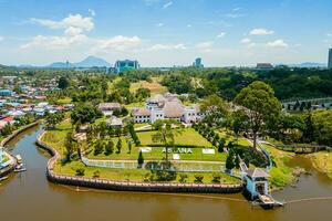 antenne visie van astana paleis in kuching stad, Sarawak, Borneo eiland, Maleisië foto