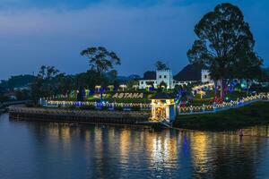 nacht visie van astana paleis in kuching stad, Sarawak, Borneo eiland, Maleisië foto