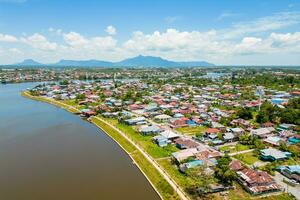 antenne visie van kuching stad, hoofdstad van Sarawak in Borneo, Maleisië foto