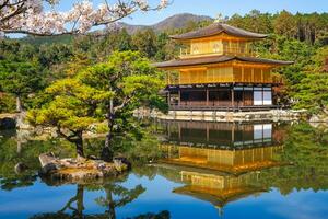 kinkakuji Bij rokuonji, oftewel gouden paviljoen gelegen in kyoto, Japan foto