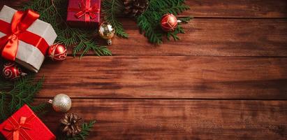 kerst compositie op houten achtergrond. geschenkdozen foto