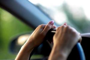 vrouw handen op stuur