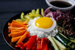 detailopname van Koreaans gerecht, met verscheidenheid van voorgerechten met groenten en eieren. eetpatroon. bibimbap. top visie. ronde bord. foto