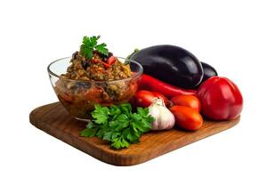 populair groente schotel wereld keukens is ajapsandali, pindzhur, gestoofd groente stoofpot, aubergine kaviaar. hoofd ingrediënten aubergines, tomaten, klok pepers, knoflook, specerijen. isoleren. selectief focus. foto