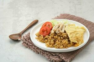 nasi goreng telur papa, populair traditioneel Indonesisch straat voedsel foto