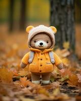 een gehaakt teddy beer vervelend een geel jasje generatief ai foto