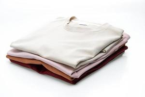 gevouwen t-shirts geïsoleerd op witte achtergrond foto
