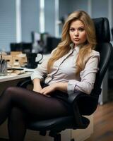 een vrouw zittend in een kantoor stoel generatief ai foto
