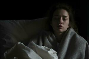 een vrouw is verpakt omhoog in een deken in een donker kamer generatief ai foto