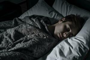 een jong Mens is slapen in een bed Bij nacht generatief ai foto