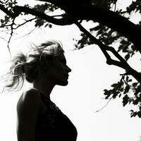 een zwart en wit foto van een vrouw staand in voorkant van een boom generatief ai