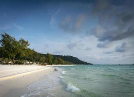 lang strand in tropisch paradijs koh rong eiland in de buurt van sihanoukville cambodja foto