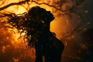 silhouet van een vrouw met haar haar- blazen in de wind generatief ai foto