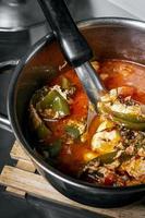 traditionele pittige stoofpot van tomatengroente en eiersoep in madeira portugal