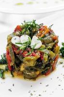 Portugese geroosterde biologische paprika en knoflook mediterrane tapassalade in restaurant Lissabon