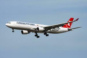 Turks luchtvaartmaatschappijen passagier vlak Bij luchthaven. schema vlucht reizen. luchtvaart en vliegtuigen. lucht vervoer. globaal Internationale vervoer. vlieg en vliegen. foto