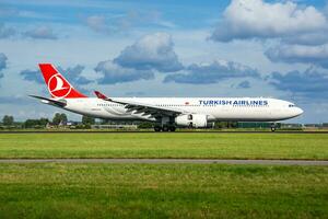 Turks luchtvaartmaatschappijen passagier vlak Bij luchthaven. schema vlucht reizen. luchtvaart en vliegtuigen. lucht vervoer. globaal Internationale vervoer. vlieg en vliegen. foto