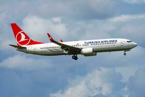 Turks luchtvaartmaatschappijen passagier vlak Bij luchthaven. schema vlucht reizen. luchtvaart en vliegtuigen. lucht vervoer. globaal Internationale vervoer. vlieg en vliegen. foto