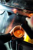 espressokoffie maken close-up detail met moderne cafémachine