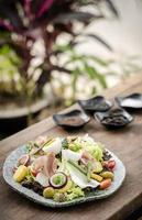 nicoise stijl gezonde biologische rustieke salade met ei en ham buiten