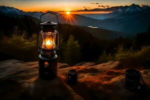 een lantaarn en koffie kop zitten Aan een rots in voorkant van een berg Bij zonsondergang. ai-gegenereerd foto