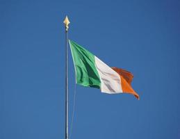 Ierse vlag van Ierland over blauwe lucht