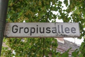 groupiusallee straatnaambord in dessau foto